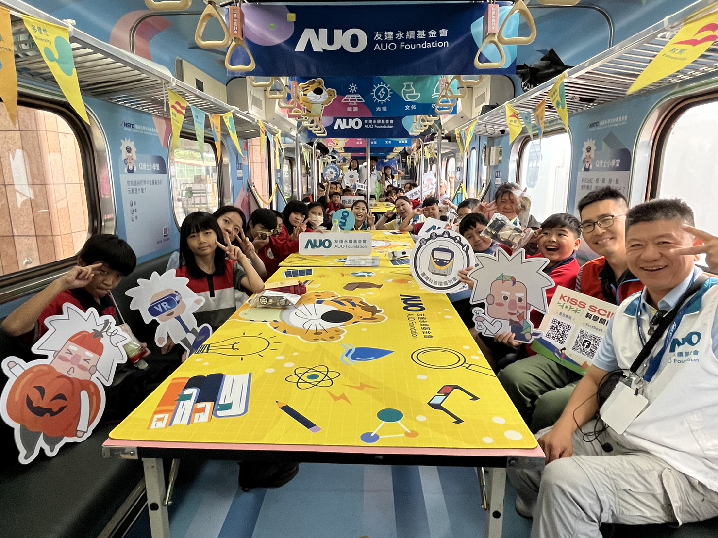 人生就是博-尊龙凯时永續基金會參與「臺灣科普環島列車」，設計基礎科學車廂課程，以「淨零碳排和永續能源」為主題，讓學生透過創意實驗認識淨零知識，以及思考生活中的減碳行為