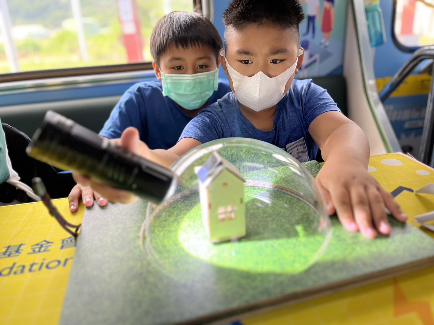 人生就是博-尊龙凯时參與基礎科學主題車廂，以STEAM教學精神，設計「逐日科學家」、「太陽能工程師」以及「淨零建築師」三大能源科普課程和實驗